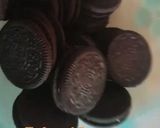 A picture of step 1 of 4 ingredients Oreo dessert.