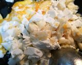 Foto del paso 2 de la receta: Huevo revuelto con queso fresco y mantecoso