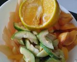 Foto del paso 5 de la receta: Ensalada de frutas con jugo de naranja y sal🍈🍑🍊🧂🍋🟩