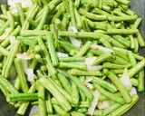 Hình bước làm 3 của món Đậu đũa xào hành tỏi