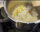 Foto del paso 3 de la receta: Sepia con guisantes y champiñones