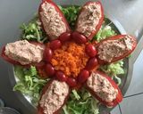Une image de l'étape 6 de Salade d été tomates farcies jambon feta menthe lit de laitue et carottes râpées.