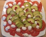 Foto del paso 4 de la receta: Ensalada de Aguacate, mozzarella y tomate 🍅🥑