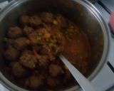 A picture of step 2 of Rice and beef rounds in sauce.