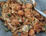 Foto langkah ke 4 dari resep Tumis Sosis Bakso Telur Sawi.