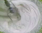 Foto del passaggio 6 della ricetta Torta mousse con cioccolato, panna e fragole
