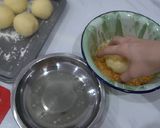 Foto langkah ke 5 dari resep Roti Donat goreng isi ayam suwir super duper lembut 👍.