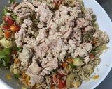 Une image de l'étape 11 de Salade de riz au thon, légumes et feta sauce truffée.