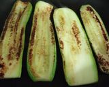 Foto del paso 1 de la receta: Timbal de calabacines y tomates asados con crema de berberechos y gambas al ajillo