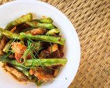 รูปขั้นตอนการทำที่ 2 ของ หมูผัดพริกขิงถั่วฝักยาว
