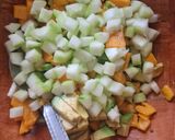 Foto del paso 4 de la receta: Ensalada de surimi con aguacate y mango