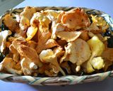 Une image de l'étape 2 de Bruschetta de filets de rougets et girolles.