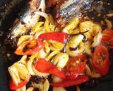 Gambar langkah 3 resipi Ikan Sardin Goreng Kicap.