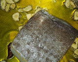 Foto del paso 3 de la receta: Bacalao confitado con salsa de espinacas