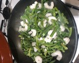 Foto del paso 1 de la receta: Lenguado a la plancha con salteado de trigueros y gambas