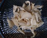 Foto langkah ke 1 dari resep Tumis jamur simpel.