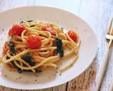 A picture of step 10 of Garlic Spaghetti with Spinach and Cherry Tomatoes.