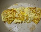 Foto langkah ke 3 dari resep Omelet Keju Enoki.
