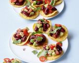 Une image de l'étape 1 de Tostadas haricots rouges, avocat,coriandre.