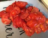 Une image de l'étape 1 de Salade de tomates, courgette, olives, feta et persil.