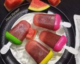 A picture of step 5 of Watermelon Ice Popsicles.