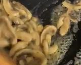 A picture of step 2 of Chicken Mushroom Carbonara.