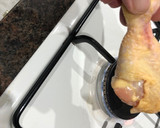 Foto del paso 1 de la receta: Muslos de pollo en salsa de cebolla y ajo