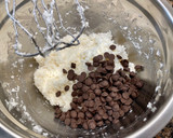Foto del paso 6 de la receta: Galletitas blandas de coco y pepitas de chocolate