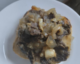 Foto del paso 5 de la receta: Sándwich de carne🥩, cebolla🧀caramelizada🌰 y queso🥯