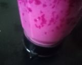 A picture of step 2 of Dragon fruit milkshake.