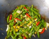 Foto langkah ke 3 dari resep Tumis buncis telur orak arik.