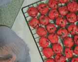 Foto langkah ke 6 dari resep Red Velvet Chips Soft mini cookies. Simple No mixer..!.