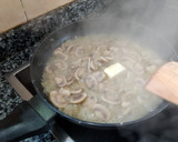Foto del paso 8 de la receta: Champiñones salteados con cebolla 🍃