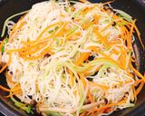Hình bước làm 2 của món Mì nưa xào rau nấm