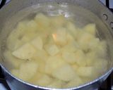 Foto del paso 1 de la receta: Puré con salchichas rellenas