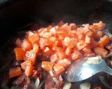 صورة لخطوة 4 من وصفة بسطرمة بالبصل والبندورة