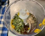 Une image de l'étape 2 de Sauce salade à la moutarde, prune, melfor et herbes.