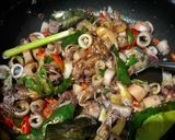 Foto langkah ke 4 dari resep Tumis Cumi Asin Cabe Ijo.