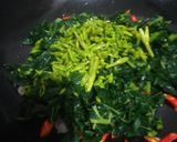Foto langkah ke 4 dari resep 1029. Oseng Daun dan Bunga Pepaya.