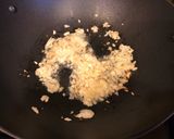A picture of step 2 of Stir-Fried Garlic Shrimp with Green Beans.