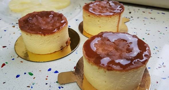 13 Cheesecake Japonés Con Piña, Mora, Dátiles Y Salsa De Caramelo!