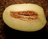 Foto del paso 4 de la receta Sandia rellena de frutas, en salsa de confituras