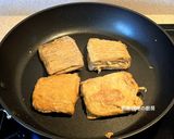 A picture of step 3 of Garlic Bean Sprouts with Fried Tofu Skins.