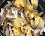 Hình bước làm 3 của món Ức gà xào nấm đùi gà