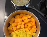 Une image de l'étape 2 de Soupe de butternut parfumée à la fève de Tonka, croûtons à l’ail rose.