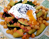 Foto del paso 7 de la receta: Garbanzos con calabacín y huevo poché
