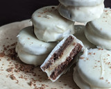 Foto del paso 7 de la receta: Alfajores bañados en chocolate