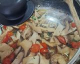 Foto del passaggio 2 della ricetta Cardoncelli trifolati con pomodorino 🍄🍅🌿