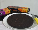 A picture of step 2 of Bourbon Biscuits cake.