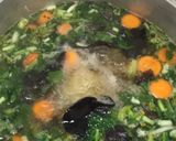 Foto langkah ke 4 dari resep Sop Kimlo Wortel Jamur Kuping.
